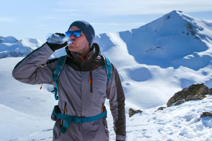 How to Stay Hydrated While Hiking